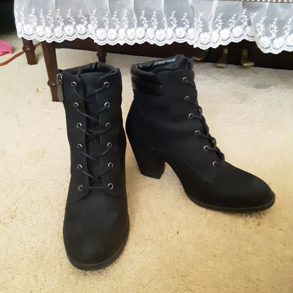 Daisy Fuentes black ankle boots